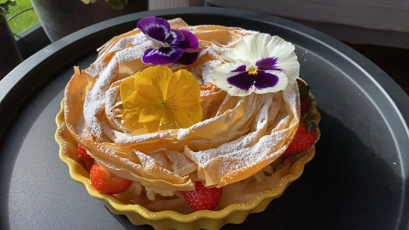 Knusprige Filoteig-Torte mit Erdbeeren und essbaren Blüten